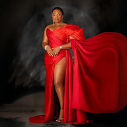 2024 Красные вечерние платья Элегантные выпускные платья для африканских чернокожих женщин Черновая вырезовая линия вырез на боковой убор