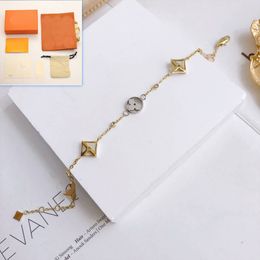 New Designer Pearl Cadle Chains Design Regali di lusso per donne Cavalche Summer Boutique 18K Gold Gold Boutique Cadine Gioielli di alta qualità L018