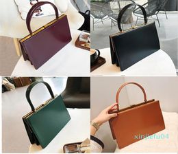 2022 Duffel Bags Vintage Clasp Women Handbags Medium Metal Frame Design High Quality Female Tote Autumn 2022 Red Black Box Packing6763104