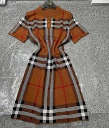 Frauen lässige Kleider klassischer Vintage Strickkleid Modes Cardigan Voller Brief Senior Kurzärmele