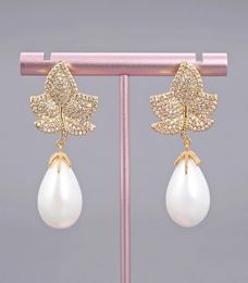 Guaiguai Schmuck weiße Meerschalen Perle Goldfarbe plattiert CZ Mikro -Pave -Tropfen Ohrringe für Frauen echte Edelstein Stein Lady Mode Jewell5667474