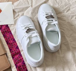 Белая спортивная обувь мужская женщина женская пара с низкой топ-ботинкой повседневная обувь для кроссовки.