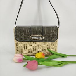 Yüksek kaliteli kadın çanta dokuma crossbody çanta iş ve eğlence retro tek omuz çim dokuma plaj küçük kare çanta minimalist mini kadın çanta toptan