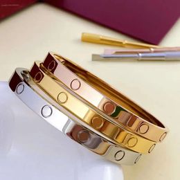 5A modedesigner för kvinnor och män högkvalitativa par manschett klassiska guld 316l rostfritt stål bröllop armband smycken gåva