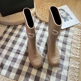 Designerstiefel dicke Ferse dicke Sohle lange Stiefel Mode Square Toe Frauen Regenstiefel Frauen Frauen Gummi Stiefel Neue wasserdichte Anti -Schlupf hohe Röhrchen Regenschuhe reine Farbe