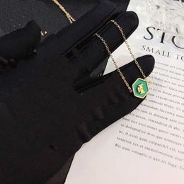 Neuer Designer romantischer Liebesgeschenkkette Hochwertige Frauen Schmuck Langkette Luxus 18K Gold plattiert einfache Modeanhänger Xkey
