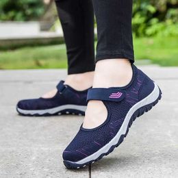 Lässige Schuhe Anti Slip Soft Mom Sports Schuhe 2022 Sommer atmungsaktives Mesh Reisen lässige Schuhe Frauen bequem und leichte Flachsportschuhe xw6.4