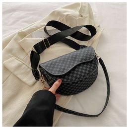 Yeni tasarımcı kadınlar hafif lüks crossbody çanta omuz çantası eyer çantası taze moda şık çok yönlü klasik tasarım doğal stil minimalist stil ücretsiz gönderim