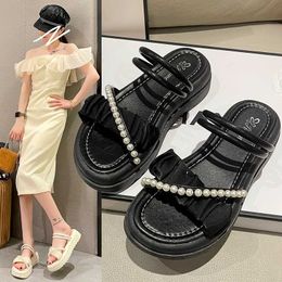 Sandalen dicke Soled Sandalen für Frauen 2023 Sommer Neues dickes Soly Fairy Style Koreanische Version Gentle Lady Pearl Roman Womens Schuhe Y240604eAZ9