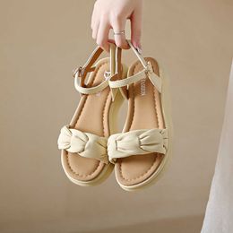 Sandalen Sandalen Damen 2023 Sommer Neue Mode dicke Sohle Fairy Style Römische Schuhe flache Absätze für äußere Tragen weicher Sohle Sandalen Y240604JC0C