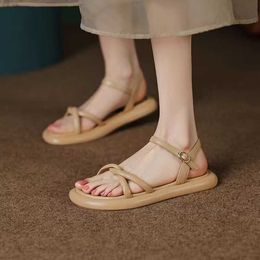 Sandalen 2024 Neuer Sommer Soft Sohle komfortable römische Schuhe mit feenstil ein Knopf flacher Boden und Rock Sandalen für Frauen Y240604HA7O