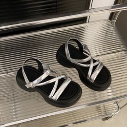 2024 Sommer neuer modischer kleiner römischer Sandalen weiche dicke Sohle erhöht mit Rock Ein Linie Gurt Frauen Sandalen kostenlos Versand