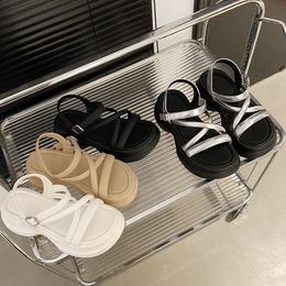 2024 Sommer Neues modische, weiche dicke Sohle erhöhten passenden Rock One Line Sandalen für Frauen kleine römische Sandalen kostenlos Versand