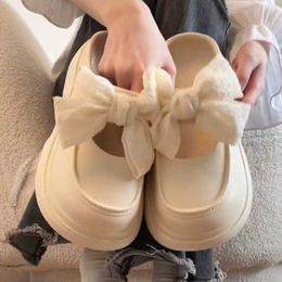 Pantofole spesse panelette da baotou con le donne possono indossare scarpe da arco e buche esternamente per la primavera e l'estate 2024 due paia di scarpe con una sensazione di calpestare le feci
