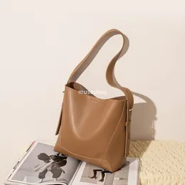 Luksusowa kobieca torba kubełkowa Minimalistyczna wysokiej jakości torba na torbę Rozrywkę Business Men's Men's Dams Work duża wydajność retro projektant wysokiej jakości torby na ramię