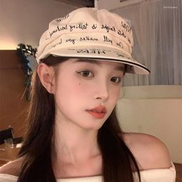 Berets Personalised Letter Graffiti Flat Top Caps For Women Spring And Summer Fashion Versatile Show Face Small Sboy Hats