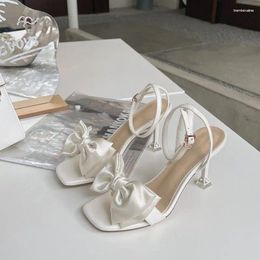 Sandali 2024 fata vento femminile estate sexy tacco a filo decorazione di tendenza delle scarpe per peep piedi