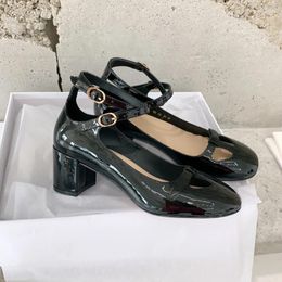 Sandalen Frauen Schuhe Patent Leder Medien Mary Janes Pumps hohl Sommerdesigner Schnalle -Schnalle -Gurt schöne Zapatillas mujer