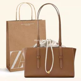 Gelişmiş Koreli Koltuk Çantası Yeni Moda Omuz Çantası Çok yönlü Beyaz Şehir Tarzı Drawstring Strap Strap Strap Mouth Handheld Crossbody Çanta