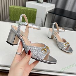 Glitter Evening Sandals مصمم الكعب للنساء Luxe Crystal Accents Flat Plate Open Open Lokle Strap Luxury Shoes Shoes