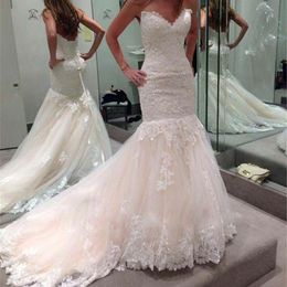 Vestidos de noviaストラップレスフロアレングスノースリーブレースアップバックレスチュールマーメイドスタイルの結婚式の花嫁ドレス0605