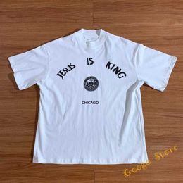 Men's T-Shirts 2022 Chicago City Emblem Jesus is King T-shirt Mens High Quality White Graphic T-shirt Hip Hop Top Short Sleeve T240531