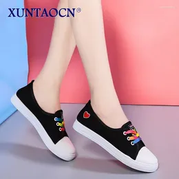 Casual Shoes Canvas Women Vulcanised Fashion Heart-shaped Flat Sneakers Ladies Lace-up Breathable Walking