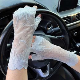 Five Fingers Gloves New Womens Lace Gloves Elastic Spring Summer Sunscreen Short Finger Driving Gloves Half Finger Lace Gloves Y240603HDH1