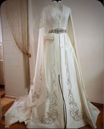 Vestidos elegantes de cetim de cetim A linha de noiva bordados com mangas compridas com mangas compridas pescoço alto