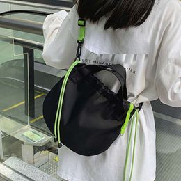 Сплошные цветные нейлоновые сумки на плечах для женщин 2023 Персонализированная плиссированная шнурки Сумка простая женщина -пригородная сумочка Mobvi