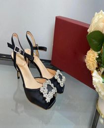 Popular Women Sneakers Dress Shoes Dec Flower Strass Sandals Wedding Women Crystal Buckle Zapatos Mujer Point Toe Pumps High Heels8104929