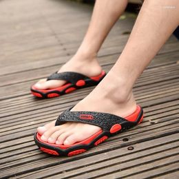 Sapatos casuais homens massagear chinelos de verão Chegada homem chinelos de moda beliscão de pés machos praia tangas leves 2024 calçados