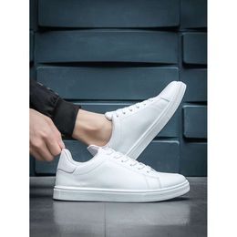Detail Schnür-Up-Skate-Schuhe, sportliche weiße, rutschfeste Sneakers Männer Geschäftsschuhe