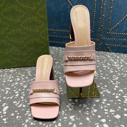 Bloco Sapatos de calcanhar Metal Chain Mule Slipper Slapper Sandália de Luxúria Slip de verão em chinelos todos combinam Slides Causel Women Peep Toe Designer Shoes Saltos elegantes