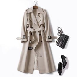 Nowa moda swobodna koreańska wersja koreańskiej wersji długiej wiatrówki Top Ladies Coats British Style Płaszcz dla kobiet przycisk nad płaszczem plus rozmiar