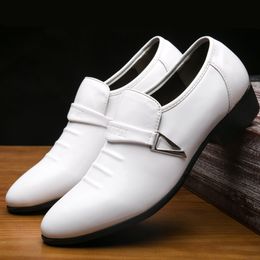 Scarpe da uomo slip-on versione coreana delle scarpe da uomo in pelle da uomo scarpe da sposa bianca Scarpe straniere di grandi dimensioni 38-48