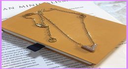 Women Necklace Designer Lady Chain Necklaces Street Fashion Retro Mens Designers Jewellery Letter V Solitaire For Girt Party With Bo8221293