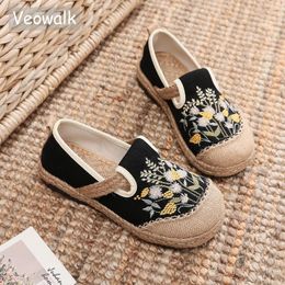 Casual Shoes Veowalk Grass Embroidered Women Handmade Linen Canvas Slip On Loafers Comfortable Summer Spring Flat Walking Black Beige