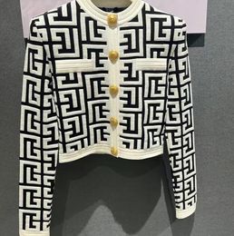 Modedesigner tröjor geometriska mönster medusa söt elegant cardigan långärmad enkel bröstkontrast färgknapp mjuk stickad tröjor jacka jacka