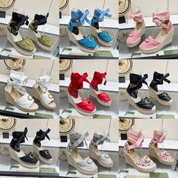 Chinelos de couro de palha mulheres sapatos de designer de luxo sandálias de boca de peixe moda rendas saltos altos impressos cunhas bordadas confortáveis sapatos casuais respiráveis
