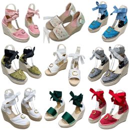 Sandalen mit Buchstaben, Markendesigner-Schuhe für Damen, Sommer-High-Heels, Segeltuch, Stoff, Fischerschuhe, Strohboden, Plateauschuhe, Schleifen, Schnürung, Luxus, neue Mode, Keilabsatz