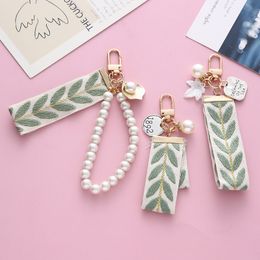 Keychains Lanyards Elegant Leaf Pattern Wristlet Keychain Cute Pearl Shell Pendant With Keyrings and Strap For Women Keys Phones Wallets Decoration 230831