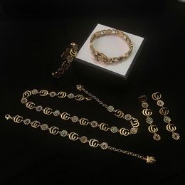 Colar de ouro pulseira de designer para mulher designer de jóias mulheres anéis pingente colares de luxo diamante flor colar presente de casamento conjunto de jóias