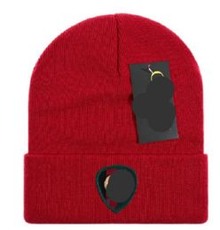 Nova carta chapéus de marca para homens e mulheres moda quente com capuz inverno bicicleta ao ar livre chapéus de malha de lã quente.