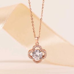 Designer Four-leaf clover Necklace Luxury Top New silver rotating Clover female rose gold chain Mossan Stone Pendant Necklace Van Clee fashion Accessories Jewellery