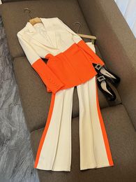 2023 Herbst Orange Kontrastfarbe Zweiteilige Hosen-Sets Langarm-Blazer mit gekerbtem Revers und einem Knopf Top Flare-Hose Hosenanzüge Set Zweiteilige Anzüge O3G312267