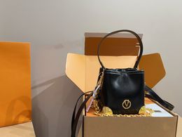 23SS Womens Luxury Designer Backpack Noepurse Cowhide Leather Handbag Simple Design Makeup Bag Women Pouch Purse Original Metal Messenger 12CM