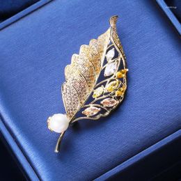 Brooches Blucome Luxury Fashion Gradient Leaves Brooch Zircon Copper Pins Women's For Coat Suit Bag Hijab Jewelry Year Gifts.
