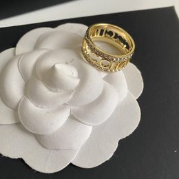 Anelli di lusso di design Ring per le donne uomini cavo di anelli diamanti alla moda alla moda di lettere classiche anelli premium di alta qualità