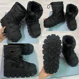 Après-Ski-Stiefel aus Gabardine-Nylon, Schwarz, 1U007N, Obermaterial mit Kordelzug, herausnehmbares, gepolstertes Florfutter, emaillierte Stiefeletten mit Dreieckslogo aus Metall, Designer-Skistiefel mit Gummisohle